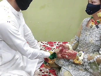 Desi Aunty Pokes Abiding Before Her Wedding - Indian MILF gets her close-fisted pussy drilled doggy-style