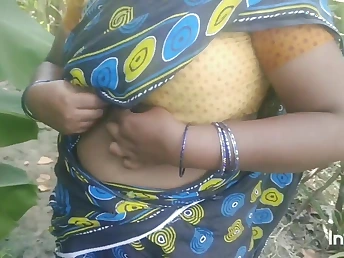Aunty Saanthi2 gets her pussy pounded by a big flannel outdoors